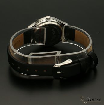 Zegarek damski na pasku z cyrkoniami Bruno Calvani BC3500 SILVER. Tarcza zegarka okrągła w srebrnym kolorze z wyraźnymi cyframi arabskimi w kolorze czarnym. Dodatkowym atutem zegarka jest wyraźne logo. Idealny elegancki zega.jpg